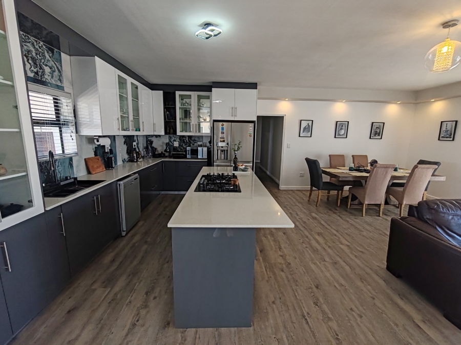 4 Bedroom Property for Sale in Hoogland Western Cape